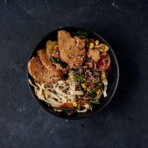 Жареная лапша с курицей